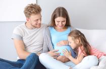 Работник ухаживал за беременной супругой и детьми – суды не согласились с увольнением за прогул